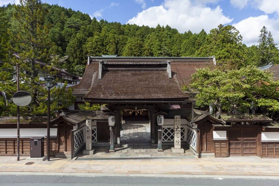 Visit Wakayamaさんのインスタグラム写真 - (Visit WakayamaInstagram)「. Get a taste of traditional Buddhist lifestyle at a Shukubo, aka temple lodge. This simple accommodation is surprisingly easy to book.  Share your stories with #visitwayama and @visitwakayama for a chance to be featured!」5月13日 19時00分 - visitwakayama