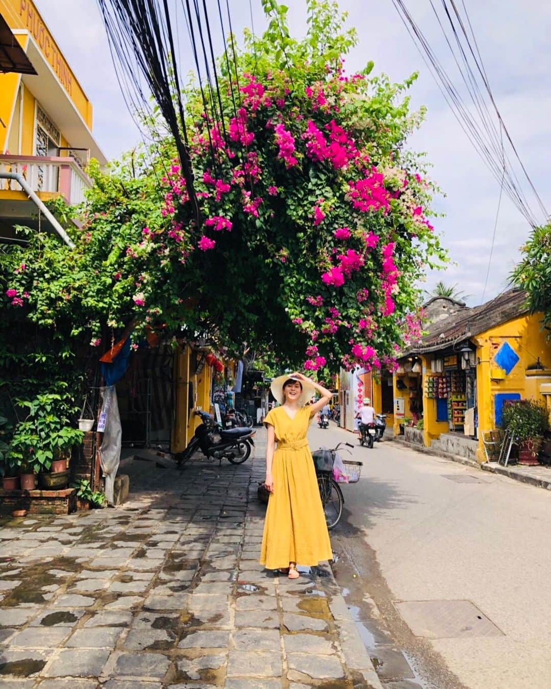 比嘉愛未さんのインスタグラム写真 - (比嘉愛未Instagram)「ホイアンはとにかく色鮮やか✨ 沖縄のような不思議と落ち着く雰囲気もあって 人も穏やかで、ご飯も美味しい♡ しばらく旅の想い出に浸らせてください笑 #ベトナム  #ホイアン #親娘旅」5月13日 19時00分 - higa_manami
