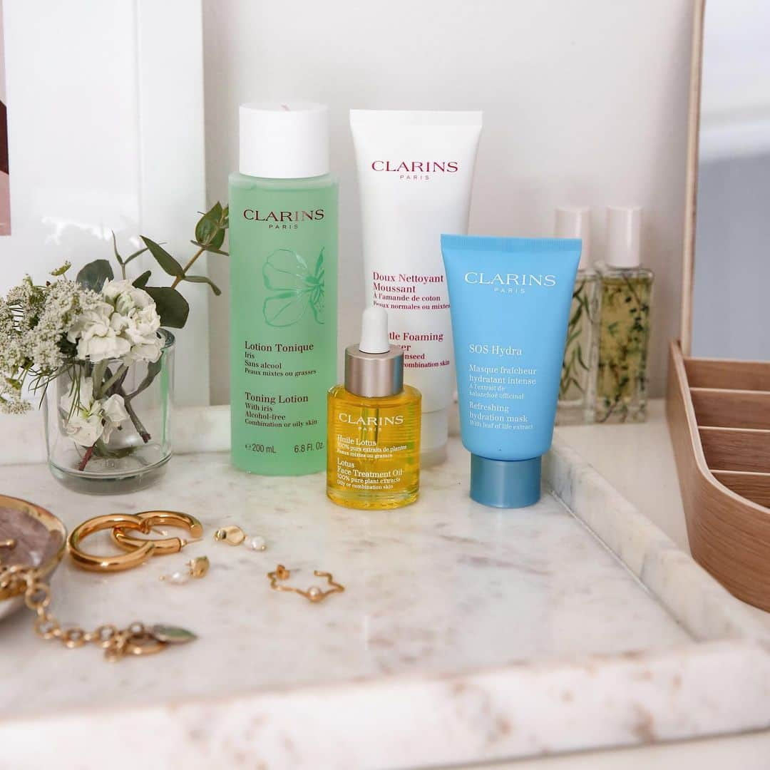 Clarins Australiaさんのインスタグラム写真 - (Clarins AustraliaInstagram)「Want skin that radiates with health? (Trick question – of course you do!) Treat yourself to a spa treatment at home, à la @mademoisellejaime . “This routine takes just under 20 minutes and has been a big part in transforming how my skin looks and feels.” Do you like to #spaathome? Tell us your go-to Clarins facial in the comments below. 👇 #ClarinsAus #ClarinsSkincare」5月13日 19時00分 - clarinsanz