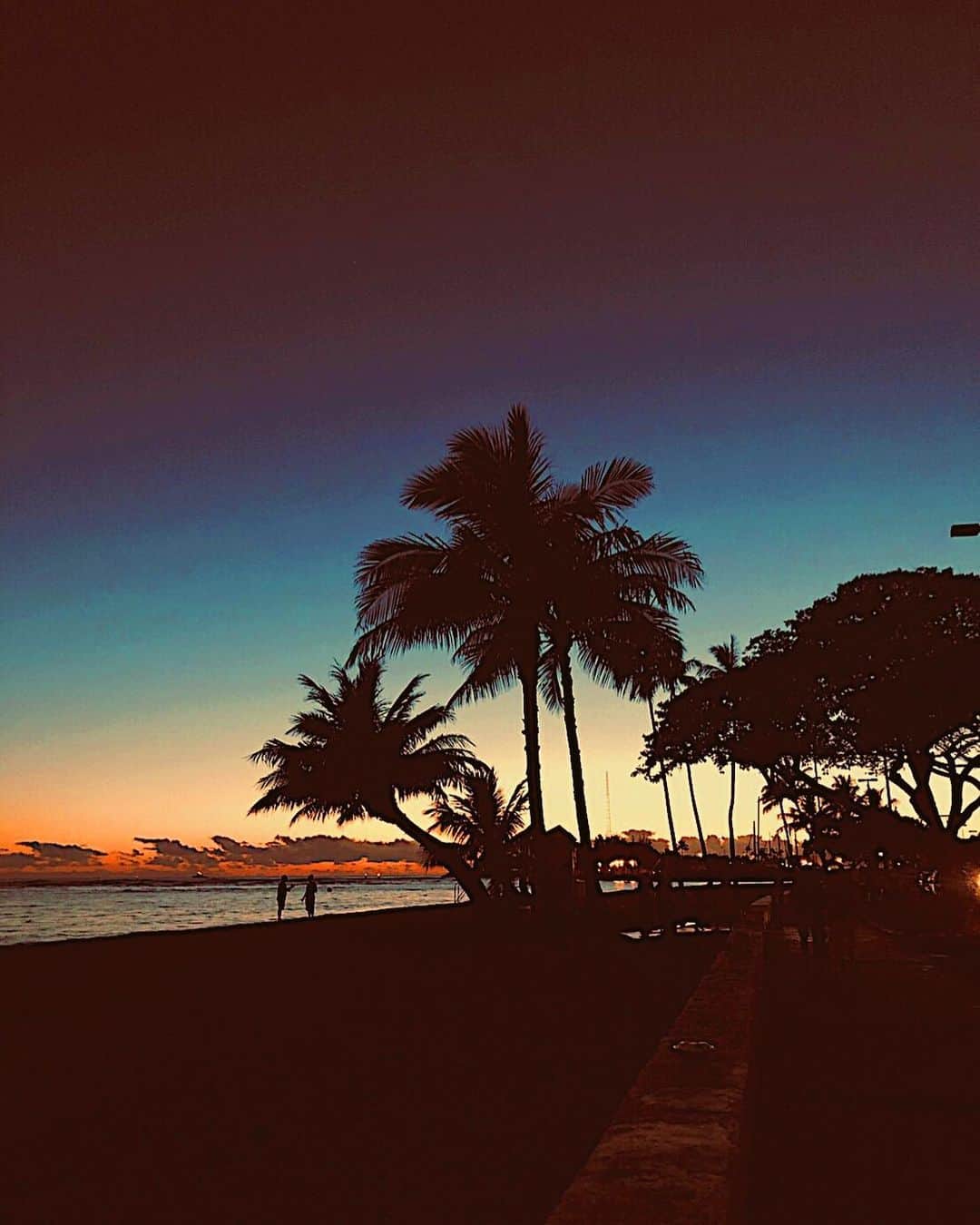 愛菜さんのインスタグラム写真 - (愛菜Instagram)「また見たいな〜❤︎ 綺麗なSUNSET🌇 お顔がすごく焼けてみえる😳🙌 . . ゆめちゃん @yume_hazuki 🍹 今日はメンテナンスに サロンに来てくれたよ🧸🌺 ありがとう☺️❤︎ . . #hawaii  #sunset  #beauty #alamoana」5月13日 19時12分 - ainaaa0622