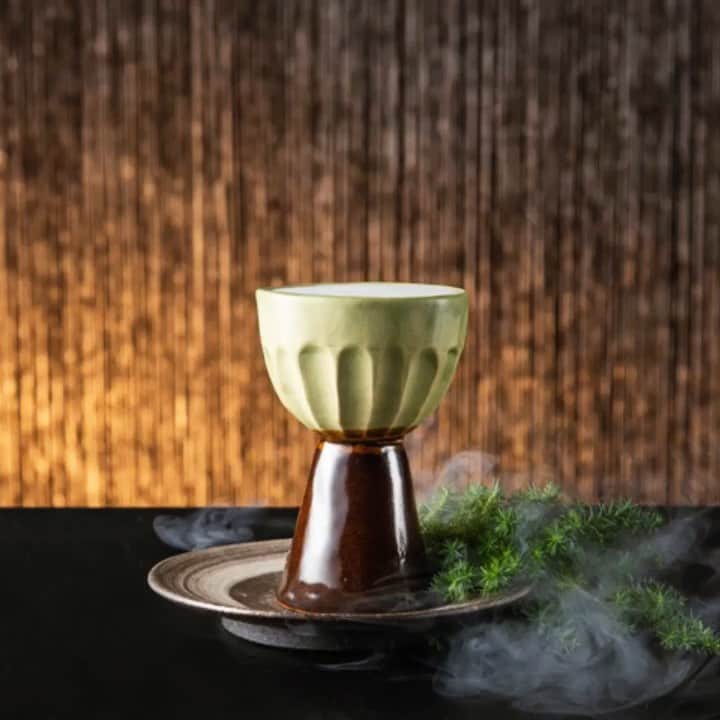 のインスタグラム：「【5/13は#カクテルの日 】  ホッと一息つきたいときに飲みたい涼やかなジンカクテル。  ふわりと立ち上がる酒粕の香りとスモークされたヒノキが、タンカレーナンのエレガントなジンに深みをプラスするMYPLACE「Place of ～(プレイス オブ～)」。 癒しの香りでリラックスしませんか？ . . . . 【MYPLACE詳細は▶️ @hiltonosaka 】 . LINE＠おともだちにお得な情報を配信中 【ヒルトン大阪ダイニング で検索】 . . Reward yourself with a refreshing gin cocktail. MYPLACE recommends “Place of ～”. This distinctively Japanese cocktail combines the citrus highlights of small batch Tanqueray Nº TEN gin with the fruity taste of Sake Kasu and the enticing smokey aroma of Hinoki Cypress. =========================== #ヒルトン大阪  #HiltonOsaka #MYPLACE #マイプレイス #ヒルトンスイーツ  #ヒルトン #ジン #ホテル  #タンカレー  #リラックス #カクテル #バー #お酒  #お酒好きな人と繋がりたい  #大阪 #梅田 #大阪カフェ #梅田カフェ #cafe #Gin #Bar #大阪bar  #梅田bar #Tanqueray」