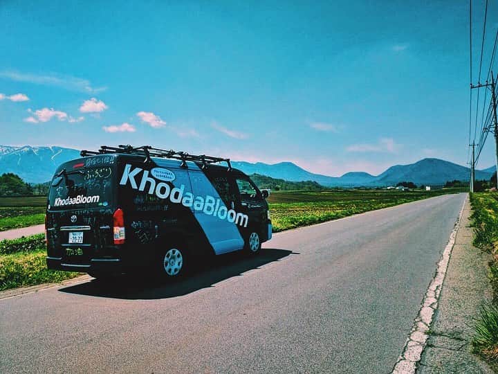 KhodaaBloomのインスタグラム：「5月11日、12日に「 #グランフォンド軽井沢 」が開催されました。10回目となる今回は、3年ぶりの好天に恵まれました。 軽井沢の透き通った空と太陽に照らされた大自然は参加された皆さんを応援しているようでした。 . KhodaaBloomはオフィシャルサポーティングスポンサーとしてブース出展とメカニックサポートを行いました。 数々の意気込みが書かれたサポートカーが、皆さんの背中を押してくれる存在になっていたらとても嬉しいです。 . 参加された皆様、お疲れ様でした！ . #KhodaaBloom #コーダーブルーム #軽井沢 #ロングライドイベント」