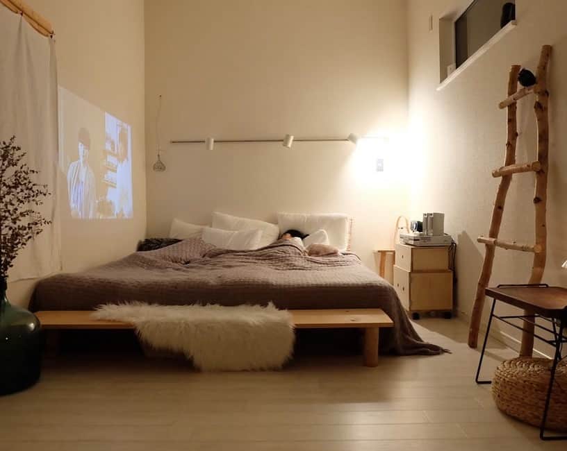 ムクリ［mukuri］さんのインスタグラム写真 - (ムクリ［mukuri］Instagram)「「癒しとコミュニケーションをいざなう寝室」白樺の家具の作り方をご紹介～DIYでつくる、自分らしい暮らしとおうち（mumakariさん）〜﻿ ﻿ 雰囲気が素敵で一度見たら忘れられない寝室。﻿ なんと、もとは家に組み込まれた車庫でした。﻿ ﻿ 1日の疲れを取る特別な場所だからこそ、﻿ 家での時間を大切にする北欧の生活スタイルへ。﻿ ﻿ 今回はそんな寝室にある「白樺を使ったインテリア」のDIYについてご紹介いただきました。﻿ ﻿ ﻿ こども達が安らぐ姿印象的ですね。﻿ DIYの詳しい説明も掲載していますし、寝室をちょっと雰囲気を変えるだけで違った空間になります。ぜひ参考にしてみてください。﻿ ﻿ @mumakari さん﻿ ありがとうございました♪﻿ ﻿ ﻿ ▶詳細はプロフィールのURLよりご覧ください﻿ プロフィールはこちらから﻿ @mukuri_official ・﻿ ﻿ ﻿ ﻿ #DIY #インテリア #田舎暮らし #こどものいる暮らし #寝室 #子供部屋 #リビング #キッチン #台所 #中古住宅 #新築 #新築一戸建て #マイホーム #マイホーム計画 #マイホーム記録 #家 #おうち #家づくり#注文住宅 #マンションインテリア #賃貸インテリア #こどもと暮らす #暮らし #くらしの編集 #暮らしを楽しむ #丁寧な暮らし #日々 #日々のこと #日々の暮らし #ムクリ﻿」5月13日 19時09分 - mukuri_official