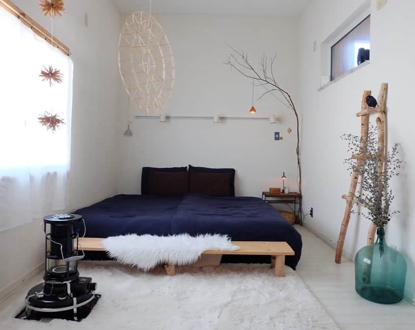 ムクリ［mukuri］さんのインスタグラム写真 - (ムクリ［mukuri］Instagram)「「癒しとコミュニケーションをいざなう寝室」白樺の家具の作り方をご紹介～DIYでつくる、自分らしい暮らしとおうち（mumakariさん）〜﻿ ﻿ 雰囲気が素敵で一度見たら忘れられない寝室。﻿ なんと、もとは家に組み込まれた車庫でした。﻿ ﻿ 1日の疲れを取る特別な場所だからこそ、﻿ 家での時間を大切にする北欧の生活スタイルへ。﻿ ﻿ 今回はそんな寝室にある「白樺を使ったインテリア」のDIYについてご紹介いただきました。﻿ ﻿ ﻿ こども達が安らぐ姿印象的ですね。﻿ DIYの詳しい説明も掲載していますし、寝室をちょっと雰囲気を変えるだけで違った空間になります。ぜひ参考にしてみてください。﻿ ﻿ @mumakari さん﻿ ありがとうございました♪﻿ ﻿ ﻿ ▶詳細はプロフィールのURLよりご覧ください﻿ プロフィールはこちらから﻿ @mukuri_official ・﻿ ﻿ ﻿ ﻿ #DIY #インテリア #田舎暮らし #こどものいる暮らし #寝室 #子供部屋 #リビング #キッチン #台所 #中古住宅 #新築 #新築一戸建て #マイホーム #マイホーム計画 #マイホーム記録 #家 #おうち #家づくり#注文住宅 #マンションインテリア #賃貸インテリア #こどもと暮らす #暮らし #くらしの編集 #暮らしを楽しむ #丁寧な暮らし #日々 #日々のこと #日々の暮らし #ムクリ﻿」5月13日 19時09分 - mukuri_official
