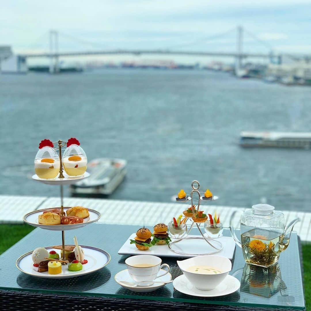 InterContinental Tokyo Bayさんのインスタグラム写真 - (InterContinental Tokyo BayInstagram)「6階にあるマンハッタンでは、5月8日より、アフタヌーンティーの提供をスタートいたしました！  ルーフトップバーならではの、絶景と比類ない雰囲気を、シェフ特製のスイーツとセイボリー、ドリンクセレクションとともにお楽しみください🍨☕️ . 大きなパラソルもご用意しておりますので、女子会などでも日差しを気にせずに快適にお過ごしいただけます⛱  #intercontinental #インターコンチネンタル東京ベイ#intercontinentaltokyobay #マンハッタン#manhattan#レインボーブリッジ #シャンパンバー#ルーフトップバー#非日常#女子会 #インスタ映え#アフタヌーンティー#afternoontea #フォトジェニック#ホテルアフタヌーンティー  #ティータイム#スイーツ#tokyo #14時30分から  #スイーツ巡り #アフタヌーンティー巡り  #絶景 #テラス #海が見えるカフェ #テラサー #terrace #rooftopbar #ホテルインターコンチネンタル東京ベイ」5月13日 19時13分 - intercontitokyobay