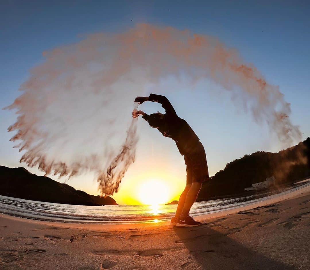 GoProさんのインスタグラム写真 - (GoProInstagram)「夕日＋海＋砂＝アート 🎨👌 #TripOn 「ビーチの砂を思いっきり投げるだけですが、砂の残像がすごく綺麗です。連写モードで撮影。」 📷: @naoki.a4 + #GoProHERO7 Black ・ ・ ・ #GoPro #GoProJP #GoProTravelJapan #GoProのある生活 #海 #夕日 #夕焼け #ビーチ #砂浜」5月13日 19時15分 - goprojp