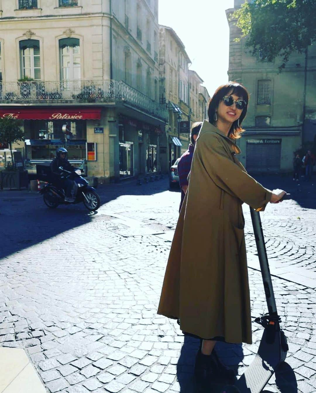 Ms.OOJAさんのインスタグラム写真 - (Ms.OOJAInstagram)「フランスはアビニョン。 14世紀に建てられた城壁の中にある街。 法王庁宮殿と、大聖堂は時間切れで中が見れなかったけど、外側だけでもすごい迫力でした。 . ホテルで借りたキックボードセグウェイ？？で街中を走るのも良きでした。 . BSスカパー! 無料放送 JTBpresents 髙田延彦の王様の冒険 6月1日から毎週土曜日9:00〜9:30 4回放送 今回の旅はスペイン→フランス→モナコ→ドイツのヨーロッパ周遊 ゲスト Ms.OOJA  #髙田延彦 #msooja #王様の冒険 #bsスカパー #旅番組 #ヨーロッパ旅行 #ヨーロッパ周遊 #jtb #ランドクルーズ #ランドクルーズjtb #海外旅行 #海外ロケ #楽しい旅 #旅好き #スペイン #バルセロナ #フランス #ニーズ #モナコ #ドイツ #フランクフルト」5月13日 19時16分 - msoojafaith