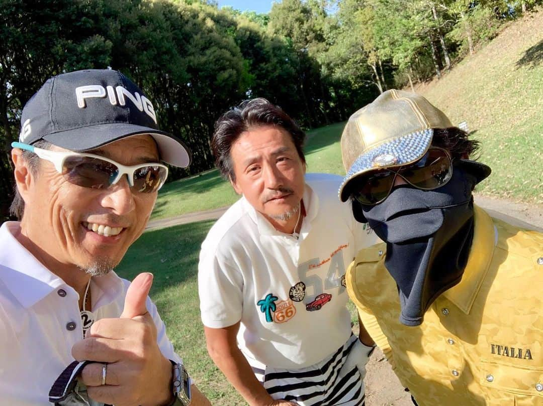 黒田アーサーさんのインスタグラム写真 - (黒田アーサーInstagram)「少し前になりますが…アンコキーヌ藤島彩さんご夫婦、美肌王子の及川ご夫婦の3カップルで初めてゴルフ⛳️をしました。このメンバー最強に楽しかった❗️特に及川王子の完全なるUVカット防備にはやられました🤣（笑）最初はゴルフ場にテロリストが現れたのかとビックリ‼️でも不思議なもので、最後には見慣れて普通になってた爆笑🤣 ゴルフの後の食事会も笑いっぱなしでお腹が苦しかった🤣このメンバーはもうレギュラー決定‼️という事でチーム名はUVカッターズゴルフ部⛳️爆笑🤣 次回のラウンドが楽しみです！ #golf#美肌#及川王子 #及川洋子#アンコキーヌ #世界の藤島 #藤島彩子 ##大崎会長 #黒田アーサー#黒田志保 #UVカッターズゴルフ部#ping #g410 #i500 #배우 #쿠로다아사#일본배우#골프 #핑골프#ピンゴルフジャパン」5月13日 19時16分 - kuroda_arthur