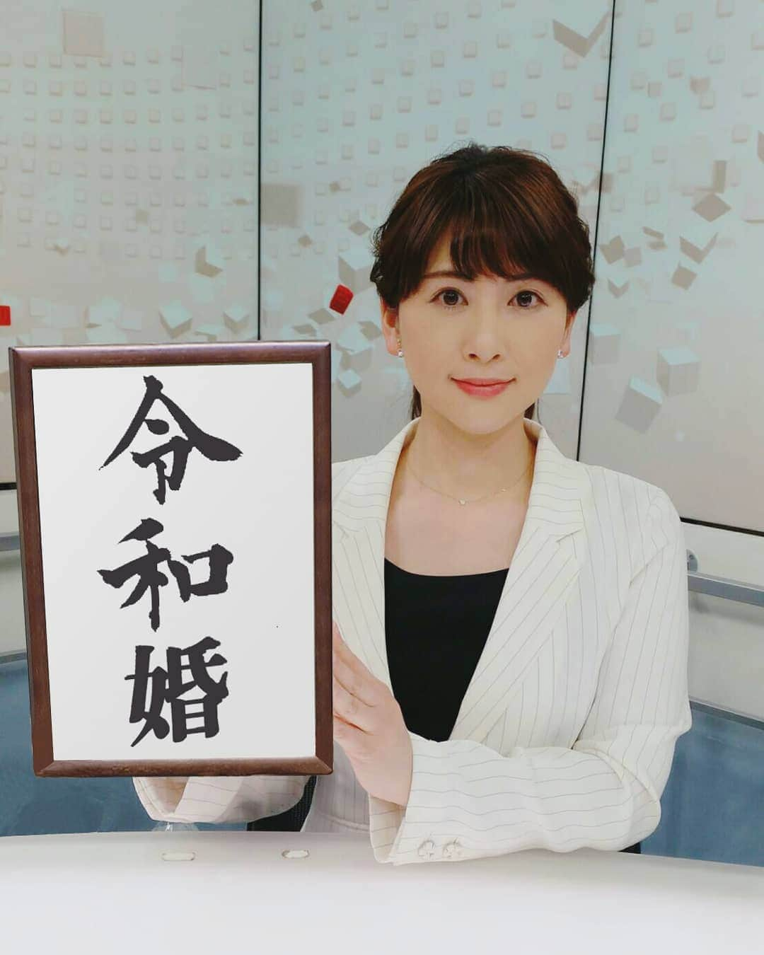 鈴木理香子さんのインスタグラム写真 - (鈴木理香子Instagram)「日テレNEWS24の公式Facebookに 『令和婚リポ🎤』なるものを 書かせて頂きました😂 . もう、ほんと 皆様から沢山メッセージを頂いたのに 何度もすみません😂www . お時間がある方は 日テレNEWS24の公式Facebookにて この記事に『😆うけるね！』とでも ポチっとしてみて下さい😁😌 . ちなみに、『令和婚』の文字は スタッフさんが作って下さいました😭❤ ありがとうございます😭😭😭❤❤❤ . . 【日テレNEWS24公式Facebook】 https://www.facebook.com/282571518441363/posts/2371916879506806/ . 追伸 今夜も24時から日テレNEWS24です。 月曜から夜更かしできる方はご覧下さい😌 . #日テレNEWS24 #日テレ #facebook #令和 #令和婚 #令和元年 #リポート #文字はスタッフさんが作って下さいました😭❤. #嬉しい #ありがとうございます #感謝 #❤ #セントフォース #鈴木理香子」5月13日 19時25分 - rikako.suzuki