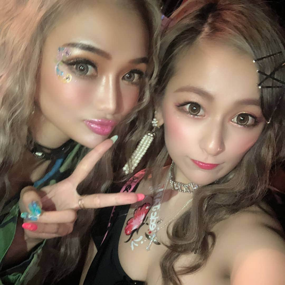 藤木そらさんのインスタグラム写真 - (藤木そらInstagram)「. .ナチュラル～♥自然な感じ👌🏻💕 .ラブに溢れた日でした٩(ˊᗜˋ*)و✨ . .次は5月26日銀座でDJしますよ～♥ぜひ待ってまあす\\(◡̈)/♥︎💓birthday後に💿いいね～♥‼‼いい歳明けやぁ(൦◟̆◞̆൦)♡‧˚₊*̥ . . .#パリピ じゃないです🙌🏽🙌🏽🙌🏽ww .会いたい人にいっぱい会えた日💗💗 . . . . . . . .#edcjapan #edc #edc2019 #edclv2019  #festivalmakeup #festivalfashion  #フェスコーデ #フェスメイク #インスタ映え  #フラワー #デニム #デニムコーデ  #ウェーブ巻き #DJ」5月13日 19時37分 - sorafujiki