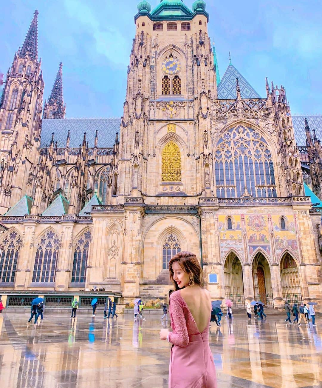 リタ（瑞塔兒）さんのインスタグラム写真 - (リタ（瑞塔兒）Instagram)「雨天的布拉格城堡🏰 別有一番風味🇨🇿♥️ 這篇是第二次抽獎～買了明信片小禮物要送你們～只要分享想跟我講的話+按這篇文👍🏻就有機會獲得唷🦢🦢🦢 #taipei#taiwan#taiwanese#taiwanesegirl#ritakao#love#enjoy#my#simple#life#smile#Beijing#shanghai#china#sunshine#summer#selfie#afternoon#hot#vacation#goodmood#birthday#birthdaygirl#trip#europe#easterneurope#Prague#CzechRepublic#praha#castle」5月13日 19時31分 - love_ritakao