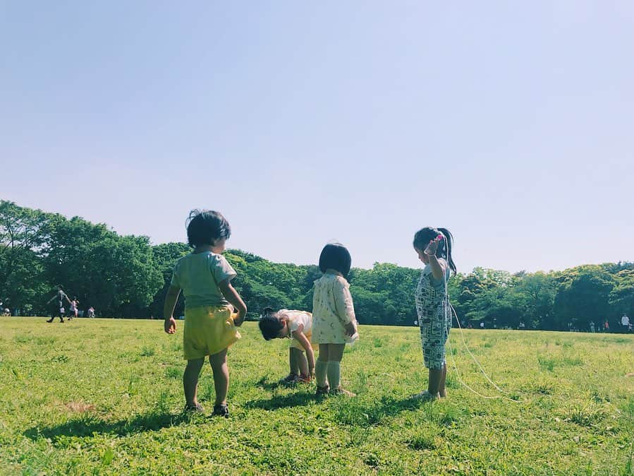 原田沙奈子さんのインスタグラム写真 - (原田沙奈子Instagram)「すんごい楽しかった日。 0歳から3歳までの子供たちも全力であそんだ。 はぁ…0歳の可愛さたるや。涙 ちなみにユズ🐶は今年で10歳の最年長。←リーダーのはずが…笑 暗くなった公園を出て二次会は我が家で。 久しぶりに朝から晩までみっちり楽しませてもらった。 愉快で朗らかで 泣いて笑って たくさんの気持ちを共有できる大好きなみんな！ありがとう♡ （ワカメとあさぼーにも会いたすぎてタグ付けちゃうんだから🙋‍♀️） #ピクニック」5月13日 19時34分 - sanakoharada