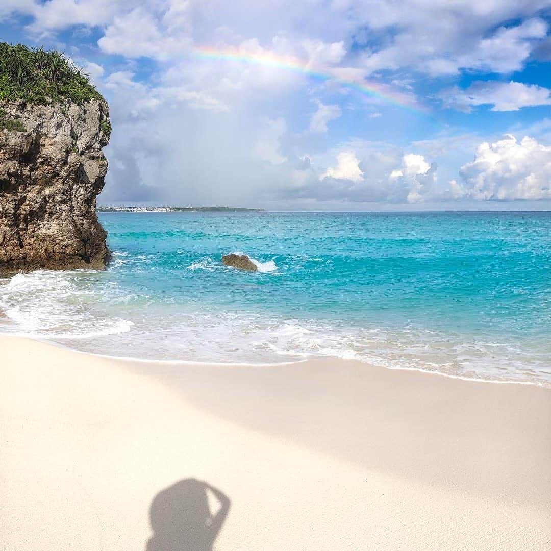 Be.okinawaさんのインスタグラム写真 - (Be.okinawaInstagram)「The beautiful ocean and the soft sands of Sunayama Beach ensures a wonderful day, but add a rainbow to that... and it makes it even more lovely! 📷:@saki_papepooh #sunayamabeach #miyakoisland  #沙山海灘 #스나야마비치  #미야코섬 #砂山ビーチ #宮古島#beach #beachlover #rainbow  #beokinawa #visitokinawa」5月13日 19時37分 - visitokinawajapan