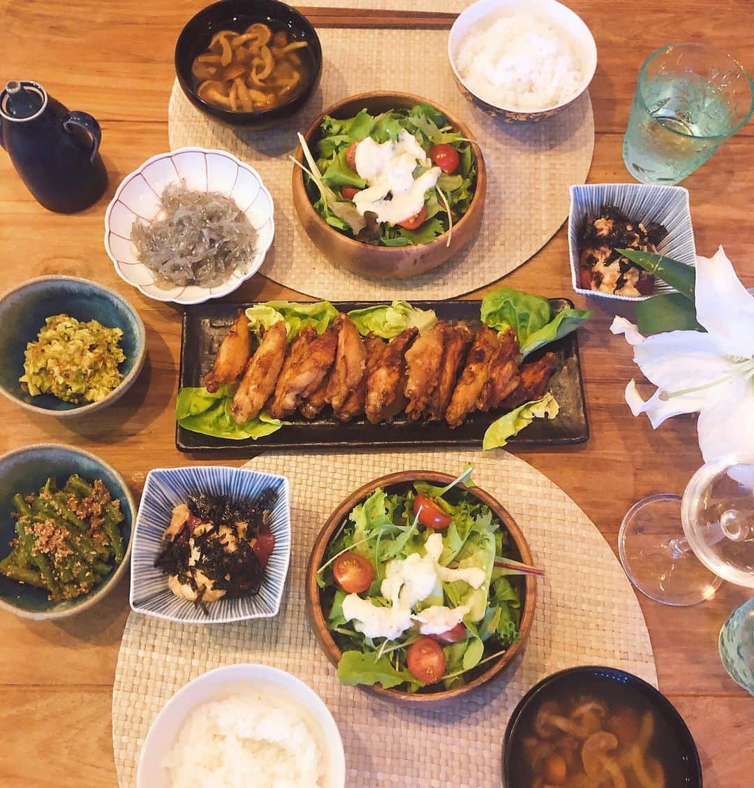 長谷川朋美さんのインスタグラム写真 - (長谷川朋美Instagram)「とある日の#お家ごはん ♡ 毎日の食卓で意識していることは、 彩りと栄養バランス、そして調理の手軽さ。 この投稿してたらお腹減ってきたw スーパーで食材買い出してお家で料理しよーっと。 （我が家のボスは今日は遅め帰宅のためこの時間から…😂） ・ #手料理 #丁寧な暮らし #栄養満点 #手作りごはん #リクエスト唐揚げ #生しらす #いんげんの胡麻和え #アボカドのなめろう #鮪の山かけ #なめこの味噌汁 #salad #ヘルシーごはん #hayamalife #葉山ライフ」5月13日 19時47分 - hasegawa.elena.tomomi
