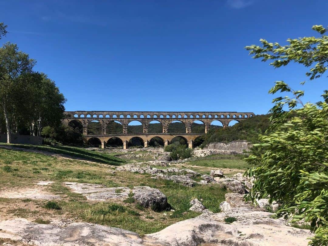 高田延彦さんのインスタグラム写真 - (高田延彦Instagram)「南仏のボンデュガールの橋はなんと一世紀に作られた石造りの世界遺産、いやー圧巻、圧倒される建造物だった。この橋の周囲を覆う緑のスケール感もハンパないね！周りの環境も何も言葉じゃ伝えきれないし、完全に時間が止まるよ、時を忘れ、その時代を想像せずにはいられない荘厳で厳格な佇まいだ。いやー参りました。  #髙田延彦 #msooja #王様の冒険 #bsスカパー #旅番組 #ヨーロッパ旅行 #ヨーロッパ周遊 #jtb #ランドクルーズ #ランドクルーズjtb #海外旅行 #海外ロケ #楽しい旅 #旅好き #スペイン #バルセロナ #フランス #ニーズ #モナコ #ドイツ #フランクフルト」5月13日 19時40分 - takada_nobuhiko