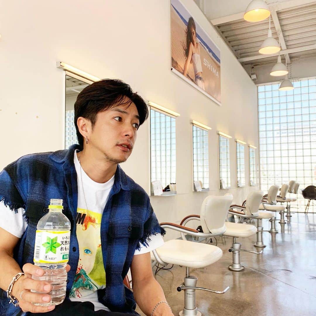 奈良裕也さんのインスタグラム写真 - (奈良裕也Instagram)「仕事中も水分補給🍋 甘くなくて無糖だからすっきりしたいときにリピート中✌️✂️ もう い・ろ・は・す天然水にれもん飲んだ❔😏 #PR #いろはす #天然水にれもん」5月13日 19時40分 - yuyanara