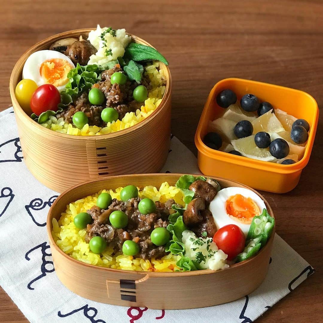 kokochiyoiさんのインスタグラム写真 - (kokochiyoiInstagram)「2019/05/13 月曜日のお弁当。 息子の大好きな#ミートソースごはん、 ごはんはサフランライスにしました。 彩りは大きな#グリーンピース。 ゆで卵、マッシュポテト、 マッシュルームのソテー、 プチトマトにオクラ。 息子のデザートは、 ブルーベリーと、 @coconomi_141 の #ニューサマーオレンジ(#日向夏)。 初めて食べた日向夏。 さわやかでジューシー！ 白皮部分もおいしくて、 夏の香りです♡」5月13日 19時45分 - kokochiyoi