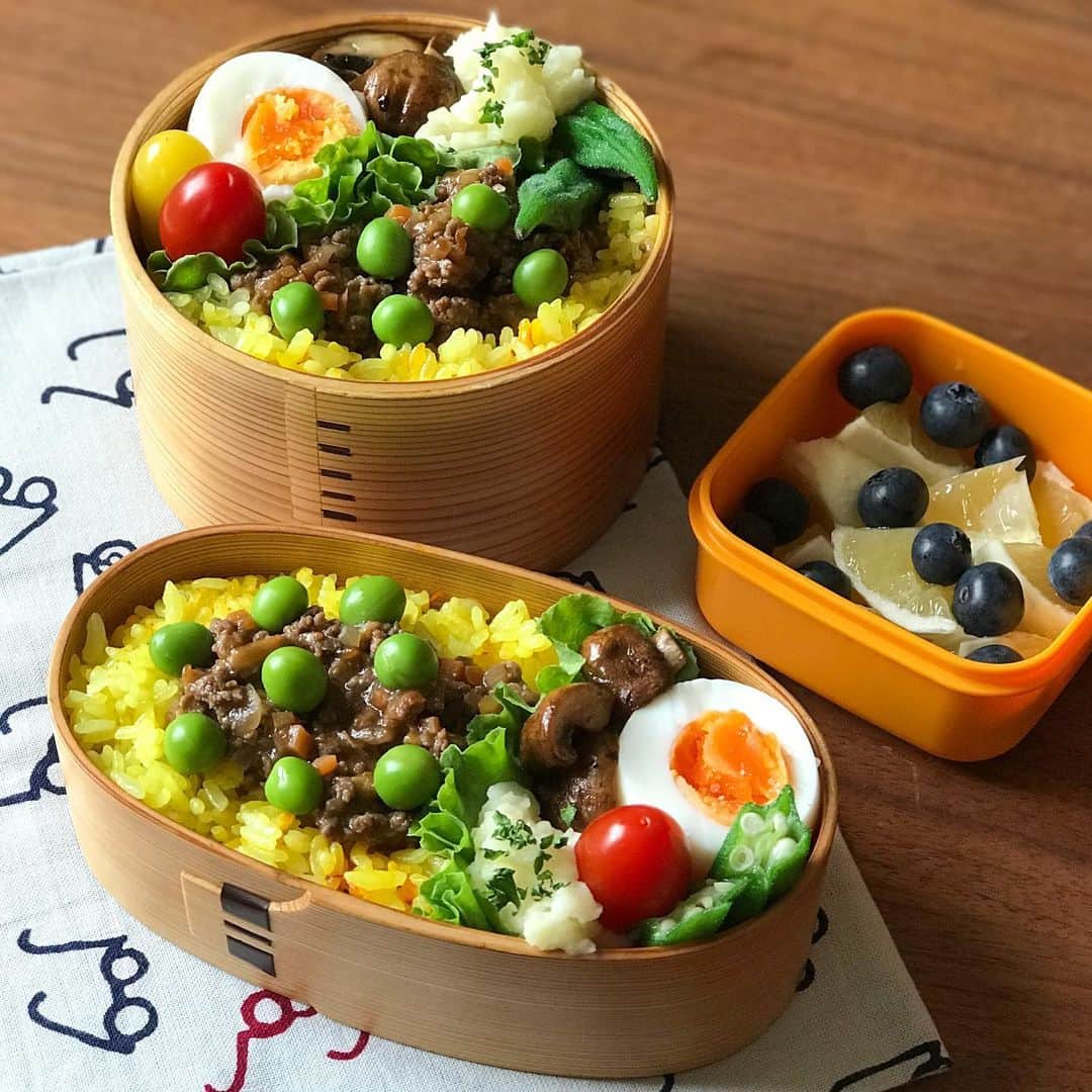 kokochiyoiさんのインスタグラム写真 - (kokochiyoiInstagram)「2019/05/13 月曜日のお弁当。 息子の大好きな#ミートソースごはん、 ごはんはサフランライスにしました。 彩りは大きな#グリーンピース。 ゆで卵、マッシュポテト、 マッシュルームのソテー、 プチトマトにオクラ。 息子のデザートは、 ブルーベリーと、 @coconomi_141 の #ニューサマーオレンジ(#日向夏)。 初めて食べた日向夏。 さわやかでジューシー！ 白皮部分もおいしくて、 夏の香りです♡」5月13日 19時45分 - kokochiyoi