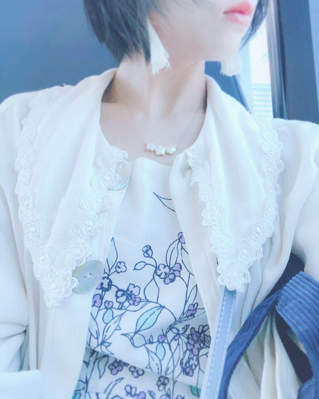 のインスタグラム：「古着×古着。大好きだなぁ 👗💐 そして、やっぱりベースは白い色なのかな。 ローラアシュレイのレトロなワンピと、 大きなレース襟の白ブラウス💍  #今日の青い #古着コーディネート #ローラアシュレイ #白ブラウス」