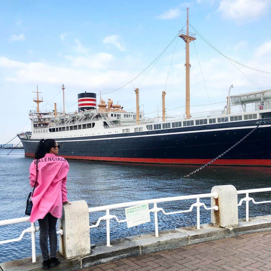 DJ JUICYのインスタグラム：「スーパー久しぶりに横浜へ、、、🙋🏻‍♀️🛳💕 美味しいご飯をたらふく食べる為に、山下公園お散歩🚶‍♀️💙 #juicy#style#fashion#balenciaga #横浜 #山下公園 #港#海は広いな大きいな」