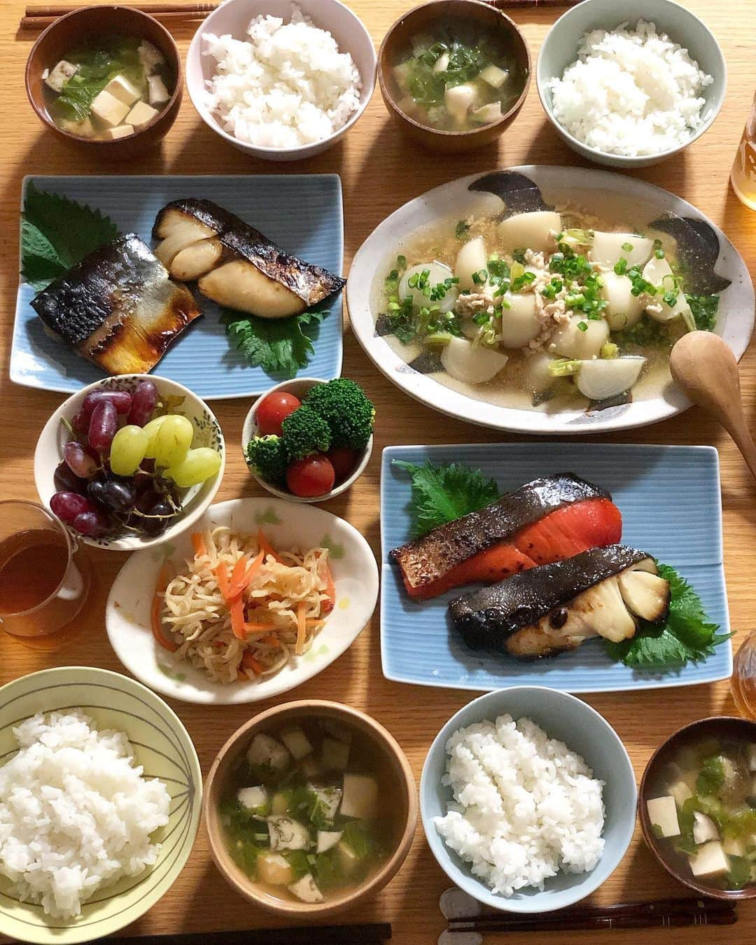 みかさんのインスタグラム写真 - (みかInstagram)「こんばんは🌝  今夜のご飯は * ・漬け魚4種 金華鯖、紅鮭、銀鱈、鰆 ・かぶのそぼろあんかけ ・切り干し大根の煮物 ・ご飯 ・茄子椎茸豆腐とかぶの葉の味噌汁 ・マスカット *  魚庵 @uoan.official さまより 届いた漬け魚がメインで。  ふっくらで上品なお味、 とっても美味しい😋 私は銀鱈派かな〜 鰆も捨てがたい！ * あとは姉たち作のかぶで そぼろあんかけを作り、 切り干し大根と なかなか渋めながらみんな よーく食べてました。 * 今日もお疲れ様でした〜 *  #夕ごはん#晩ごはん#夕食#夕飯#漬け魚#魚庵#西京漬け#粕漬け#焼き魚#フーディーテーブル#かぶのそぼろあんかけ#自然栽培野菜#かぶ#うつわ#白山陶器#和食#渋いごはん#dinner#cooking#japanesefood#igersjp#locari#yutakana_syokutaku#おうちごはん#おうちごはんlover#ワーママごはん#こどもごはん」5月13日 19時53分 - mikasko