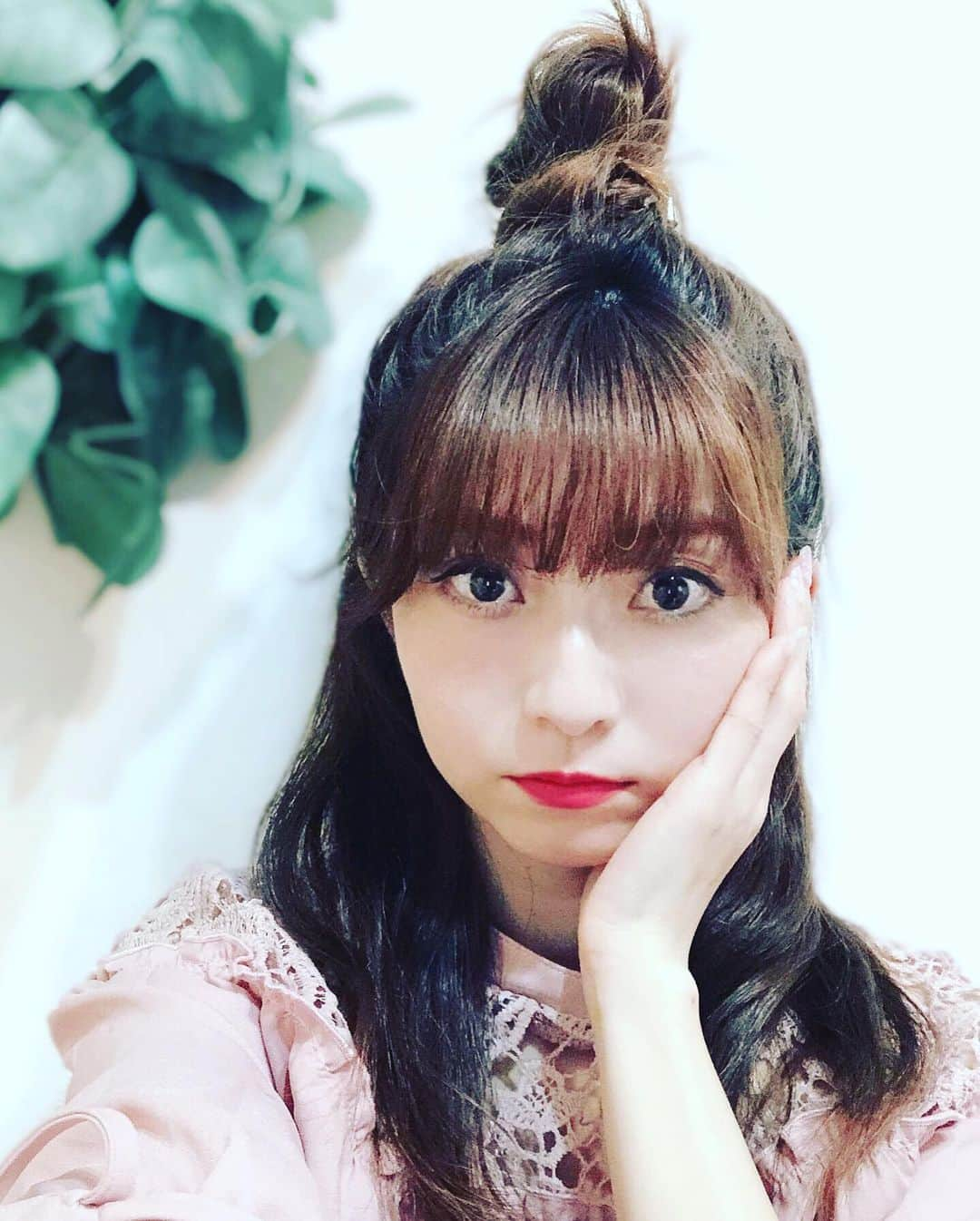 折原みかさんのインスタグラム写真 - (折原みかInstagram)「今日のヘアスタイル めっちゃ手抜きの手抜き 夜三つ編みして眠って、朝ほぐす ハーフアップにして簡単ゆるお団子 前髪だけコテでまいたら5分で完成♫♫ 髪を切るか本気悩む😑😑 久々カラコンなしで写メを撮りまし た(^^)目力😅😅😅 #ヘアスタイル  #ヘアアレンジ #三つ編みほぐし #ハーフアップおだんご #ハーフアップお団子ヘア #ハーフアップ好き #ゆるだんご #ロングヘアスタイル #hairarrange #5分アレンジ #ねているあいだに #癖づけ #髪切りたいけど #短いの似合うかな #勇気なし #簡単ヘアアレンジ #しまむら購入品 #プチプラファッション #トップス #sサイズモデル #followme #韓国化粧品」5月13日 20時04分 - mikaorihara