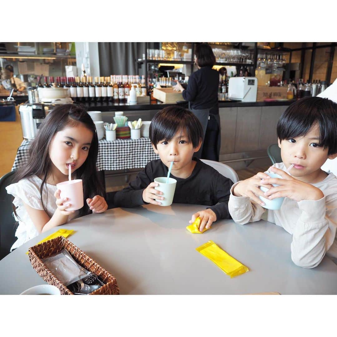 ayakoさんのインスタグラム写真 - (ayakoInstagram)「❤︎ 昨日はみほちゃん親子 @_miho_7  ランチ〜謎解きイベント🔎に参加‼️ 謎解き大好きな3人組はそりゃぁ夢中‼️ 大人が考えても頭抱える感じで楽しかった〜‼️2時間半かかったけどほぼ3人で解いて頑張ってました👏 * * 公園で遊んだりバラ見たりすごく充実した 精神面で癒された母の日になりました😊 * * 母の日の前日に‼️前日ね…前日‼️ イベントに参加しそこで用意されていたお花とそこで本人達が書いた手紙をもらいました😊温かい気持ちで開くと… 「母の日何もしなくてごめんね」 と…はい？母の日明日だからまだ間に合うよと伝えたけれど、宣言通り‼️😤 夫はそれ聞いて爆笑 いやいや、普通父親が気効かせてよ！ と思ったけれどまぁこういうお家もたくさんあるだろうな😂と思いたい と思ったいろんな感情が湧き上がった楽しい一日でした☺️ ❤︎ #fashion#coordinate#ootd#trend#outfit#instafashion#twins#ig_kidsphoto#ig_twins#cutetwinsclub#kids_japan#love#kidsfashion#twinslove#twinsboys#mamagirl#ママリ#男の子#双子」5月13日 19時56分 - ayaya315