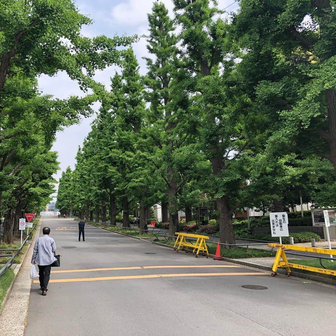 五十幡裕介さんのインスタグラム写真 - (五十幡裕介Instagram)「一昨日の ファイターズ戦中継を終えて、すぐさま東京へ。 昨日、とある選手にインタビューをしてきました。 その取材先が、私が学生生活を送っていたキャンパス。 2017年ドラフト後、清宮幸太郎選手への指名挨拶で 取材で地元に行くことができたように、 仕事で母校に帰ることができたのも、 個人的に感慨深いものがありました。 こういう日々の喜び、感動を大切な、忘れずに、 一つひとつの物事に取り組んでいきます。  #母校 #凱旋 #キャンパス #何年ぶり だろう #懐かしい風景 #戻れるなら戻りたいかな(笑) #所属していた団体が活動していました #みんな頑張れ！ #私も負けない #母校愛 #愛校心 #強め #HTB #アナウンサー #五十幡裕介」5月13日 19時58分 - htb_isohatayusuke