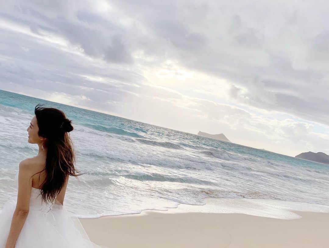 宇野実彩子さんのインスタグラム写真 - (宇野実彩子Instagram)「. mintのMV、この白ドレスのシーンから撮影が始まりました🎬♥️ 早朝のビーチでドラマチックに撮って頂きました👑*ﾟ . #mint #いよいよ明後日発売🙈💕」5月13日 20時01分 - misako_uno_aaa