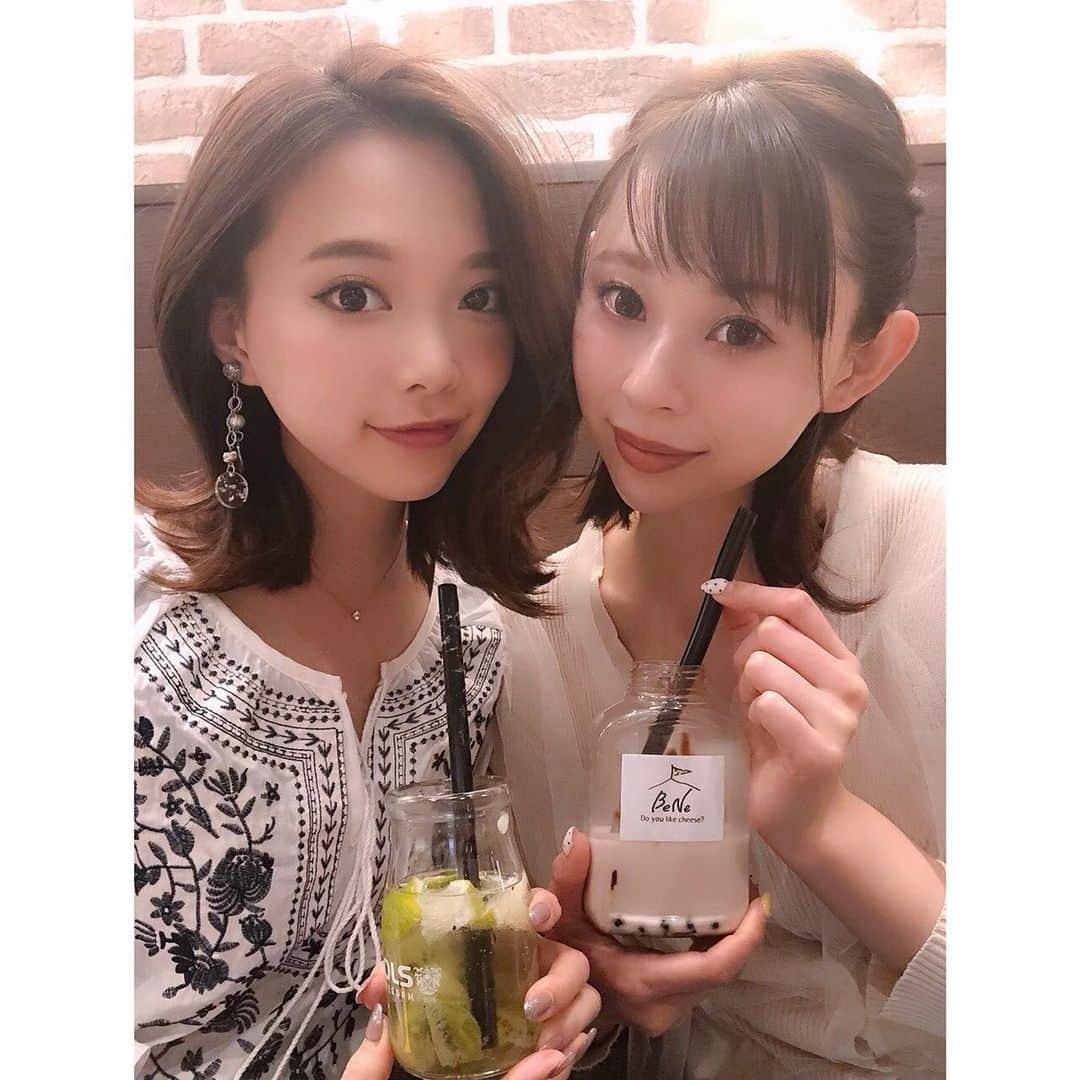 白川樹奈さんのインスタグラム写真 - (白川樹奈Instagram)「♡ _  _  チーズとグリルの専門店 @bene_cheese が 4月28日にnew openしたので 早速行ってきたよぉ🐄🧀❤️🍴 _  _  とりあえず入口からオシャレやし、 インスタ映えスポットめっちゃある😳⭕️💓 _  _  メニュー見てたら美味しそうな料理ばっかりで なかなか決められへんかった😦💓笑  _  グリルに+580円でラクレットチーズトッピングできるねんけど、 店員さんが目の前でラクレットチーズかけてくれるねん🙆‍♀️💕 _  _  ベラロティチーズの濃厚カルボナーラも 目の前で作ってくれるねんけど、 出来立てのカルボナーラ最強すぎた🤤❤️笑  _  あと絶対食べて欲しいのが、 チーズマグマ鉄板チャーハン！💓🍳 _  _  たまご崩してチーズとチャーハンと 合わせて食べたら めちゃくちゃ美味しかったぁ🤤💕 _  _  デザートもいっぱい種類あるねんけど、  _ 🍮北海道リコッタチーズの生プリン  _ 🍓北海道生クリームとリコッタチーズの苺パフェ  _ 🥤飲むチーズケーキ  みんなでシェアして食べたよ(￣∀￣)❤️ _  _  プリンとろっとろでめっちゃ美味しかったし、 飲むチーズケーキは意外にあっさりで 飲みやすかった😍🥤⭕️ _  _  気になるメニューまだあるから、 近々また行きたいなぁ〜☺️💓🐄 _  _ ♡  #BeNe #bene_cheese #茶屋町ディナー #NU茶屋町 #梅田ディナー #梅田グルメ」5月13日 20時02分 - juna.s2