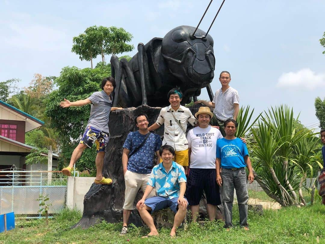 篠原祐太のインスタグラム：「コオロギ養殖の聖地へ🇹🇭🦗 ⠀  Cricket village in Thailand. Heaven on Earth🍴  見渡す限り一面のコオロギ。このファームだけで約1000万匹のコオロギがいて、この村だけで60,70ファームあるとのこと。まさにコオロギ天国。コオロギの品質管理とかもしっかりしてて好感もてた。勉強になるなあ。  因みに、この村のコオロギ全部使えば、1杯に100匹使ってもコオロギラーメンが500万杯作れる計算。すげえ笑 ⠀ #thailand #insects #trip #food #antcicada #cricket #farm #mecca #khonkaen #adventure #earth」