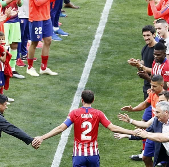 フィリペ・ルイスさんのインスタグラム写真 - (フィリペ・ルイスInstagram)「Gracias @diegogodin. Ha sido un auténtico placer jugar más de 300 partidos a tu lado. Sin duda hemos disfrutado juntos de los mejores momentos de nuestra carrera. 🙌🏻 #graciasgodin」5月13日 20時02分 - filipeluis