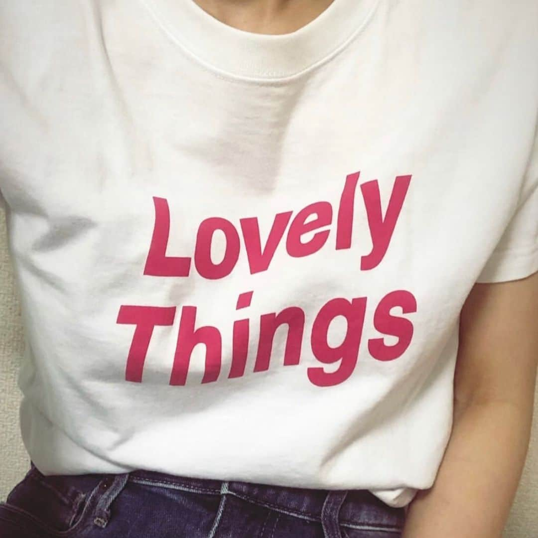 ラブリさんのインスタグラム写真 - (ラブリInstagram)「. prettythingscoffee とのコラボTシャツ  Lovely Things Tシャツの季節到来となりましたので改めまして。  白T×ピンク Lovely バージョン 白T×ムラサキ Lovelyバージョン 黒T×白 Lovelyバージョン  表参道 LOTUS、駒沢 prettythingsにて販売中ですよ。ちなみにパーカーもあります。それも可愛いです。  お取り置き可能みたい こちらまで @lotus_omotesando  @prettythingscoffee」5月13日 20時03分 - loveli_official