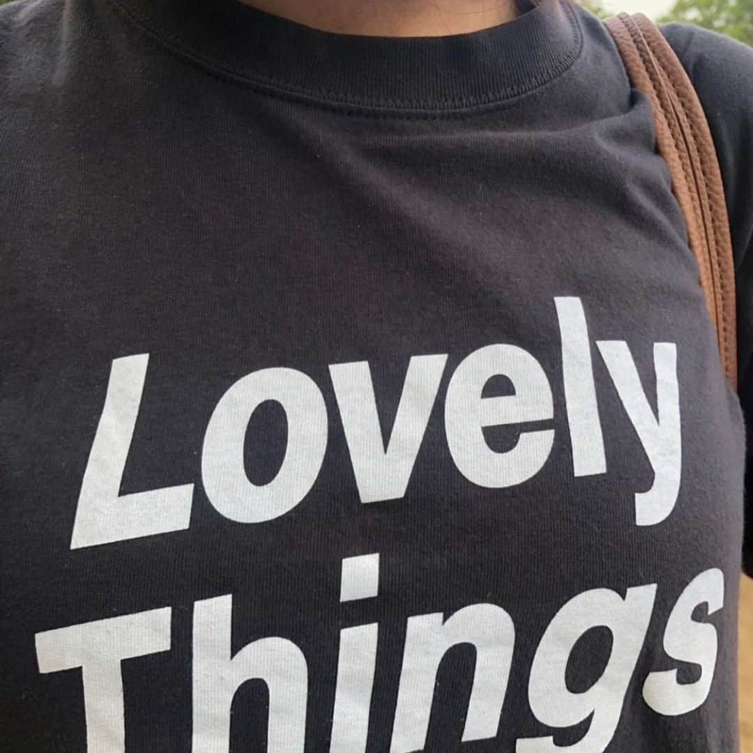 ラブリさんのインスタグラム写真 - (ラブリInstagram)「. prettythingscoffee とのコラボTシャツ  Lovely Things Tシャツの季節到来となりましたので改めまして。  白T×ピンク Lovely バージョン 白T×ムラサキ Lovelyバージョン 黒T×白 Lovelyバージョン  表参道 LOTUS、駒沢 prettythingsにて販売中ですよ。ちなみにパーカーもあります。それも可愛いです。  お取り置き可能みたい こちらまで @lotus_omotesando  @prettythingscoffee」5月13日 20時03分 - loveli_official