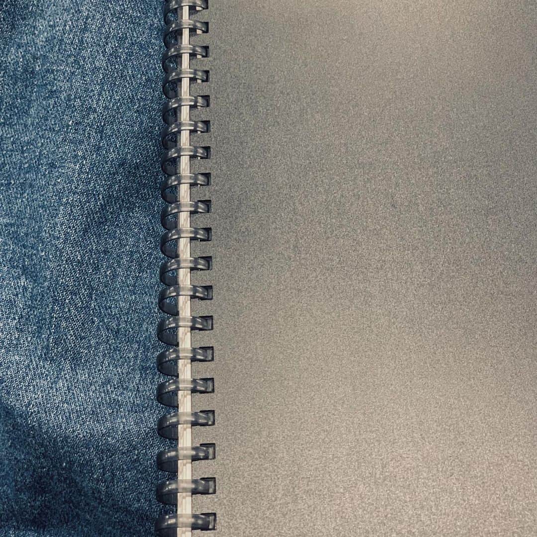 内藤陽子さんのインスタグラム写真 - (内藤陽子Instagram)「週末、またひとつ歳を重ねました。今年は初めてニコから誕生日プレゼントをもらいました🎁 黒いノートと可愛いペン♡ なんで？っ聞いたら、ママのデザインノートにニコはいっつも落書きしちゃうでしょ…だから…もうしないからね。ママは黒が好きだから真っ黒いノートにしたよって…泣 。これからも いっぱいお絵描きして、お仕事がんばってねって😭泣かせるやないかいー泣  #幸せ時間 #こんなに大きくなるなんて #ニコ #ありがとう」5月13日 20時03分 - dadaflora