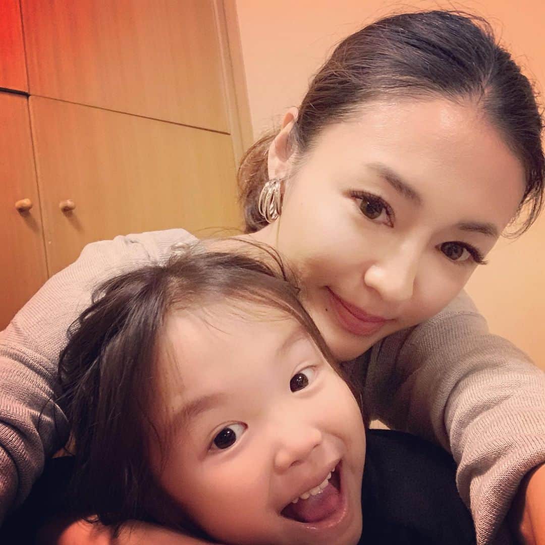 内藤陽子さんのインスタグラム写真 - (内藤陽子Instagram)「週末、またひとつ歳を重ねました。今年は初めてニコから誕生日プレゼントをもらいました🎁 黒いノートと可愛いペン♡ なんで？っ聞いたら、ママのデザインノートにニコはいっつも落書きしちゃうでしょ…だから…もうしないからね。ママは黒が好きだから真っ黒いノートにしたよって…泣 。これからも いっぱいお絵描きして、お仕事がんばってねって😭泣かせるやないかいー泣  #幸せ時間 #こんなに大きくなるなんて #ニコ #ありがとう」5月13日 20時03分 - dadaflora
