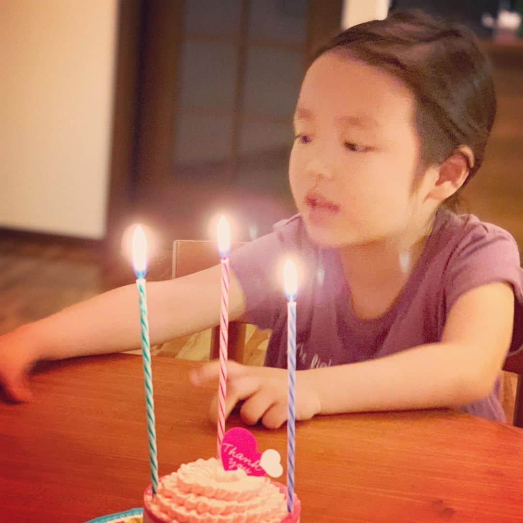 内藤陽子のインスタグラム：「週末、またひとつ歳を重ねました。今年は初めてニコから誕生日プレゼントをもらいました🎁 黒いノートと可愛いペン♡ なんで？っ聞いたら、ママのデザインノートにニコはいっつも落書きしちゃうでしょ…だから…もうしないからね。ママは黒が好きだから真っ黒いノートにしたよって…泣 。これからも いっぱいお絵描きして、お仕事がんばってねって😭泣かせるやないかいー泣  #幸せ時間 #こんなに大きくなるなんて #ニコ #ありがとう」