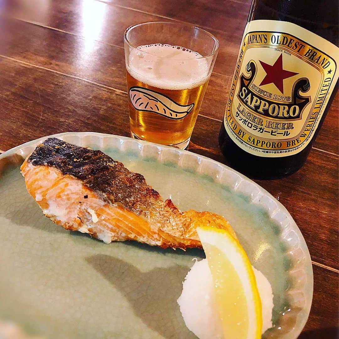 佐古真弓さんのインスタグラム写真 - (佐古真弓Instagram)「コレあったら頼んじゃう！ #赤星 #サッポロラガー赤星 #瓶ビール #ビール #🍺 鮭のお店だから、鮭をツマミにやりますよー！ コップの鮭柄可愛い💓 ほうれん草のおひたしと鮭で幸せ晩酌。 さて、次は日本酒いきますかね...🍶 #鮭の皮は食べる派  #しゃけ小島 #代田橋」5月13日 20時12分 - _sacomayumi_