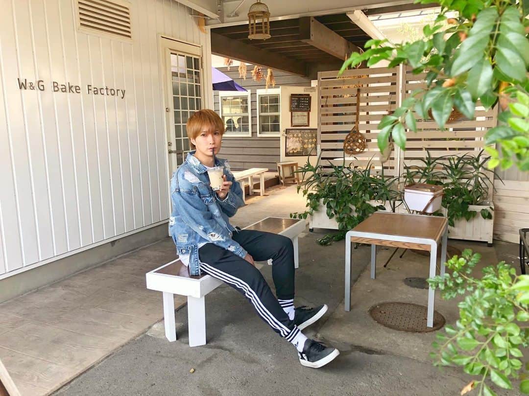 のインスタグラム：「.﻿ 🥞🌿🧁﻿ ﻿ 岐阜県瑞穂市にある﻿ もう一つのカフェ﻿ ﻿ ☕️ WooL Cafe ꉂ💘﻿ ﻿ このCafeは穂積駅の近くで﻿ 徒歩5分くらいのところにあって﻿ さっき紹介した LUFFLE CAFEとも﻿ 割と近いです👟﻿ ﻿ 兄妹でCafeはしご🌈﻿ ﻿ スフレパンケーキ🥞が﻿ 美味しそうだったので﻿ 二人で1つ頼みました✨﻿ ﻿ ドリンクは、僕の大好きな﻿ ほうじ茶ミルクティーがあったので﻿ もちろん注文✌️﻿ TakeOut限定で﻿ タピオカほうじ茶ミルクティーもあるよ📃﻿ ﻿ 曜日が限られてるみたいだけど﻿ マフィンやベーグルもあったので🥯﻿ 僕と妹でお土産も買いました🐶﻿ ﻿ 雰囲気もいいし美味しいので﻿ 岐阜にお越しの際は是非☺️🌹﻿ ﻿ 岐阜にもたくさんおしゃれCafeあって﻿ 楽しかった😻☕️﻿ ﻿ #パンケーキ #スフレパンケーキ #岐阜 #岐阜カフェ #穂積カフェ #カフェ巡り #cafe #おしゃカフェ #gifu #タピオカミルクティー #ほうじ茶タピオカミルクティー #woolcafe」