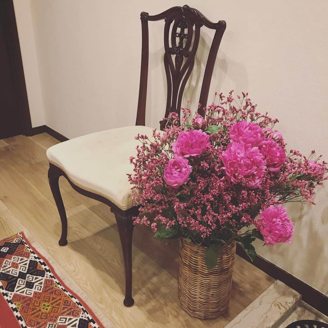 のインスタグラム：「玄関に、大好きな芍薬を。リモニュームを合わせて😊  #flower #flowers #life #lifestyle #芍薬」
