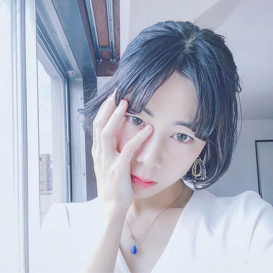 のインスタグラム：「髪の毛伸びました 🛁  次はどうしましょうね… 想像を膨らませているよ。  #今日の青い」