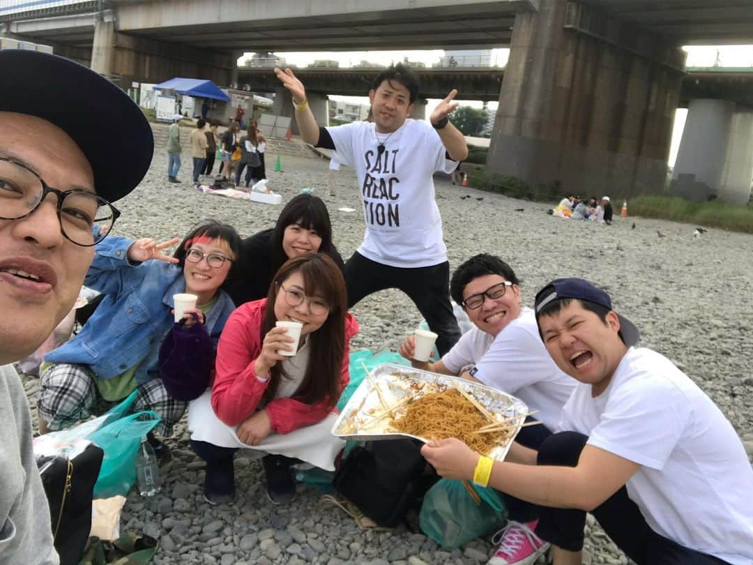 岡下雅典のインスタグラム：「みんなでBBQしたで！ 相席のケイちゃんにBBQしたい！言うたらすぐBBQ開催してくれた！BBQに東京芸人いっぱい呼んでくれた！ ほんまにBBQは楽しかったで！ ほんまにBBQらしいBBQやったで！ またやろうな！BBQ！ BBQの最後にケイちゃんが老眼鏡かけてるみたいに携帯を見てたのが印象的なBBQでした！ 以上！本日のBBQでした！  #BBQ」