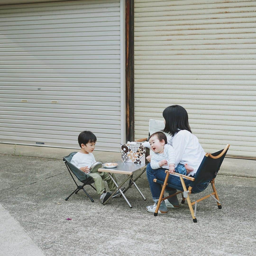 Takafumi Gotoのインスタグラム：「昨日買い物から帰ってきて車から降りても季之介が家にまだ入らないって言うから、テーブルとイス出して外でおやつにした🍩ドーナツ食べないが一番楽しそうな雫さん👶🏻」