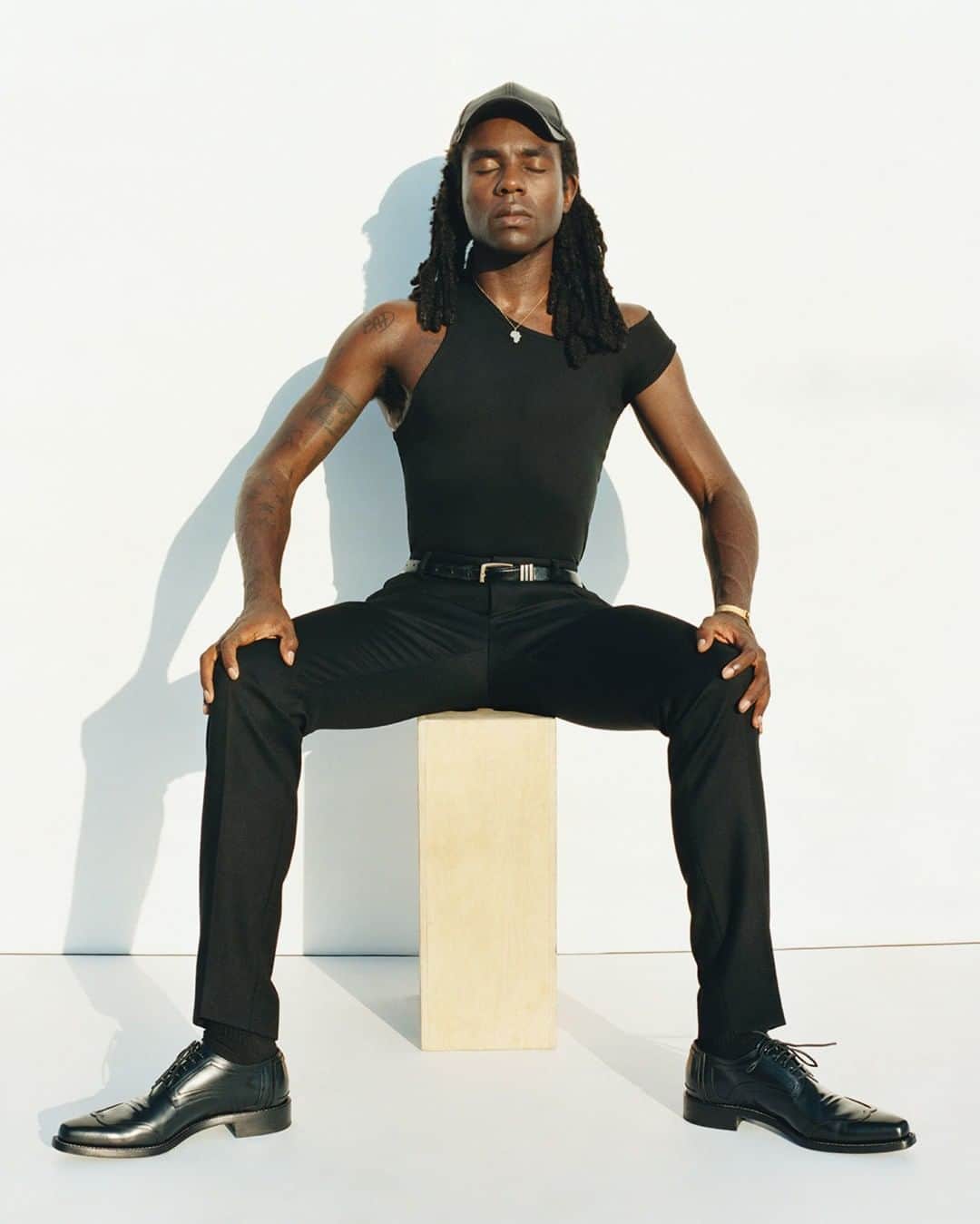 i-Dさんのインスタグラム写真 - (i-DInstagram)「@devhynes is us trying to avoid Game of Thrones spoilers on Instagram whilst soaking up the sun on our lunch break. 🌞⁣ ⁣⁣⁣⁣ [The Big Issue, no.346, Winter 2016]⁣⁣⁣⁣ .⁣⁣⁣⁣ .⁣⁣⁣⁣ .⁣⁣⁣⁣ Photography @oliverhadleepearch⁣⁣⁣⁣ Styling @mr_carlos_nazario⁣⁣⁣⁣ Dev wears tank top @telfarglobal. Trousers and shoes @calvinklein Collection. Belt stylist's own. Hat, necklace and watch model's own.⁣⁣⁣⁣ #DevHynes #Telfar #CalvinKlein」5月13日 20時10分 - i_d