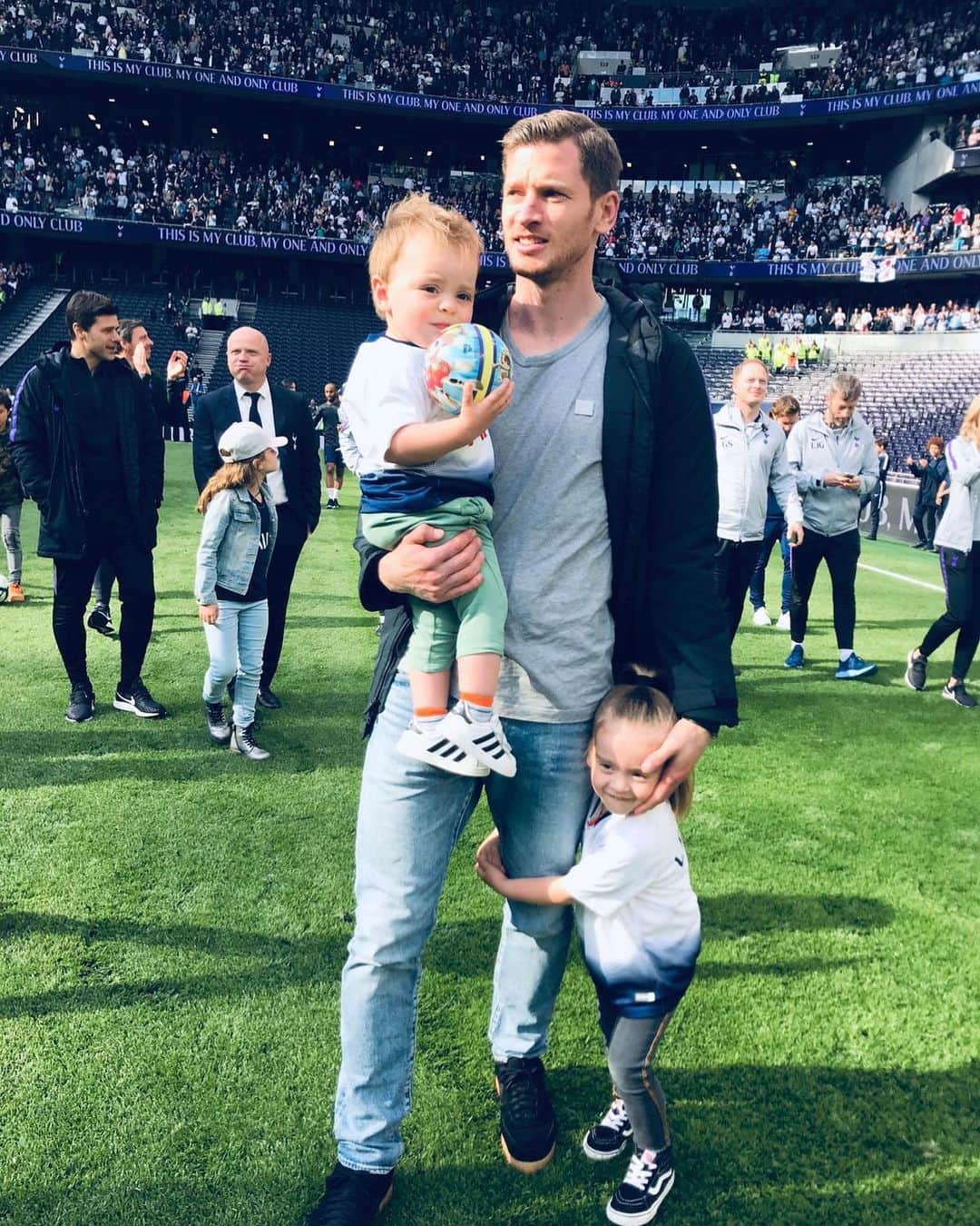 ヤン・フェルトンゲンのインスタグラム：「Thanks for all your support this season. @championsleague qualification & a final to look forward to 🙌 #COYS」