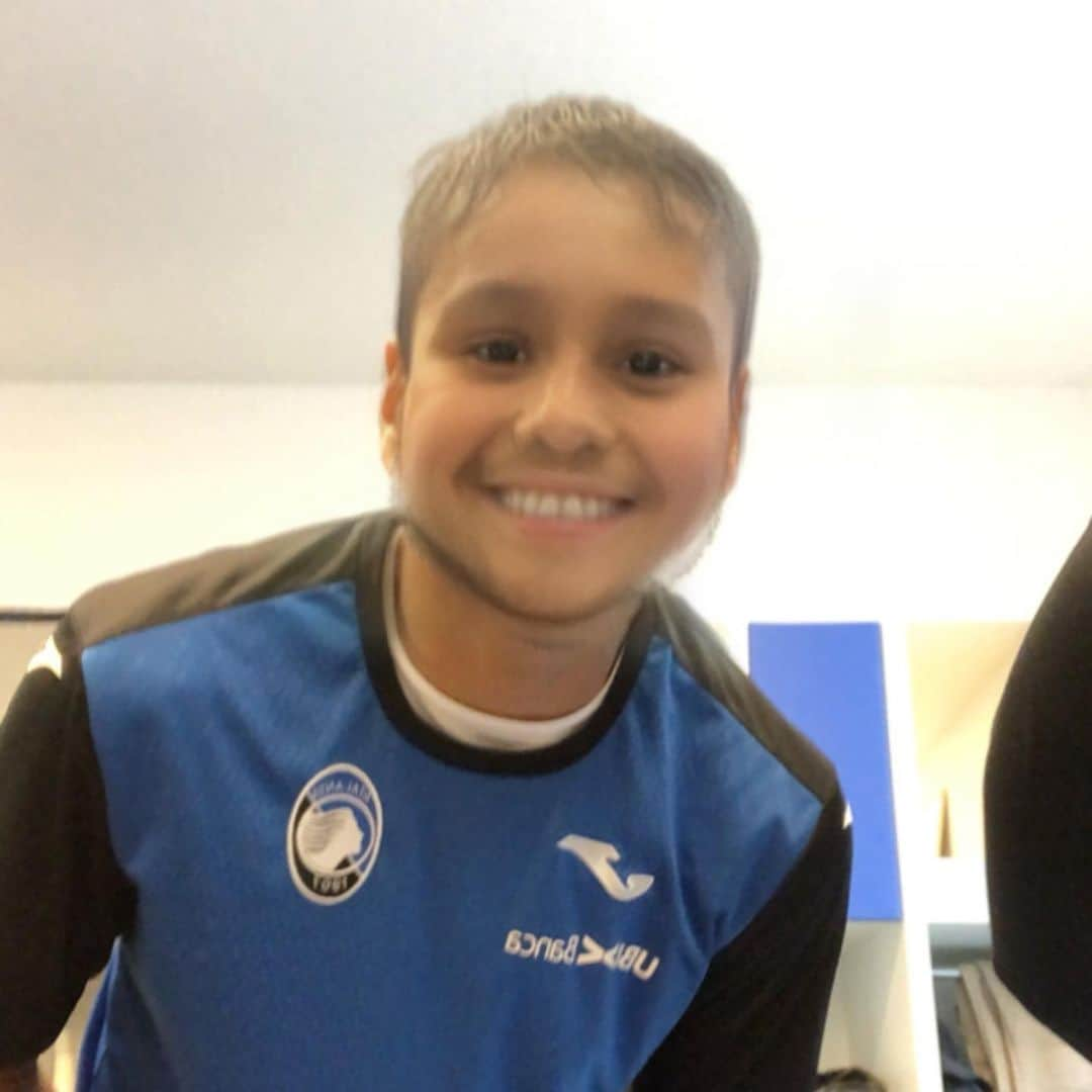 アレハンドロ・ゴメスさんのインスタグラム写真 - (アレハンドロ・ゴメスInstagram)「Scuola calcio Atalanta 2019 ⚫️🔵 chi sono i bambini ?? 👇🏼」5月13日 20時21分 - papugomez_official