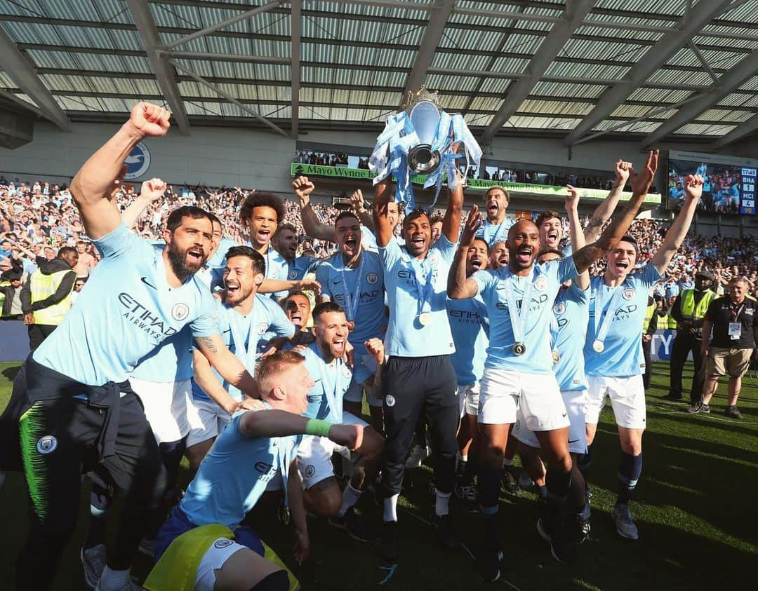 フェルナンジーニョさんのインスタグラム写真 - (フェルナンジーニョInstagram)「🏆🏆🏆 Enjoy your moment, blues! We did it again! WE ARE CITY 💙」5月13日 20時21分 - fernandinho