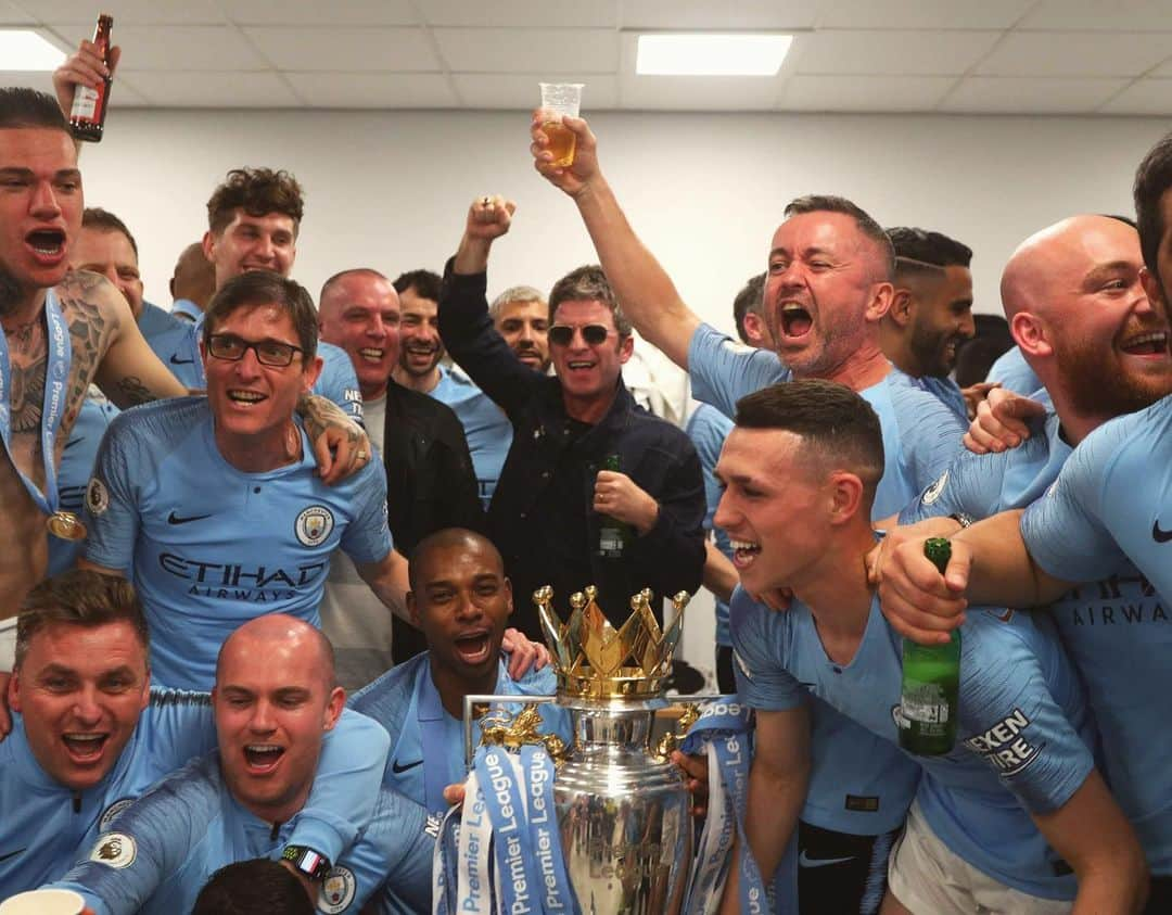 フェルナンジーニョさんのインスタグラム写真 - (フェルナンジーニョInstagram)「🏆🏆🏆 Enjoy your moment, blues! We did it again! WE ARE CITY 💙」5月13日 20時21分 - fernandinho