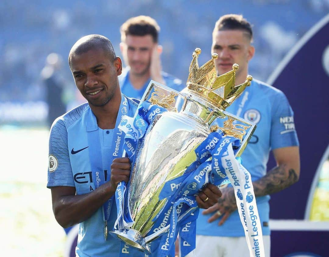 フェルナンジーニョさんのインスタグラム写真 - (フェルナンジーニョInstagram)「🏆🏆🏆 Enjoy your moment, blues! We did it again! WE ARE CITY 💙」5月13日 20時21分 - fernandinho