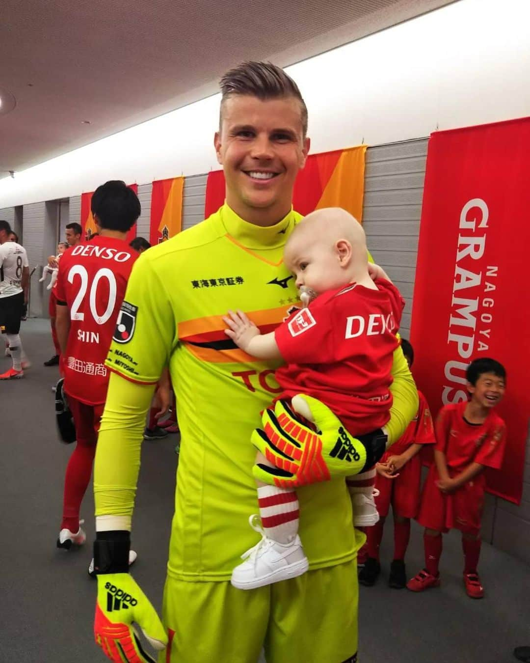 ミチェル・ランゲラクのインスタグラム：「My beautiful little man and his first time on the field! 🙏🙌🏼⚽️ #love #proud #dad #grampus」